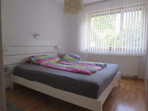 geräumiges Schlafzimmer mit ca. 13,25m² - 