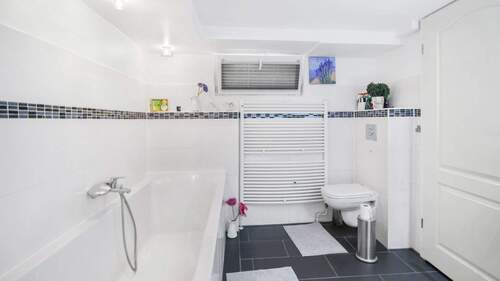 Bad mit Badewanne (Keller) - 