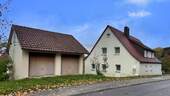 Ansicht Wohnhaus und Doppelgarage - Ehemaliges Bauernhaus mit Doppelgarage in ruhiger Lage