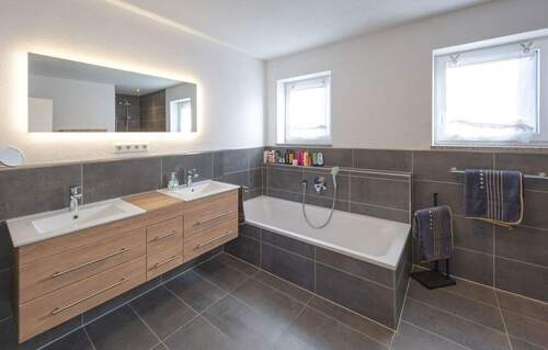 Badezimmer mit Badewanne - 