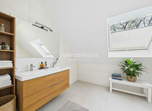 CAM03818G0-PR0072-STILL013-003.jpg - 