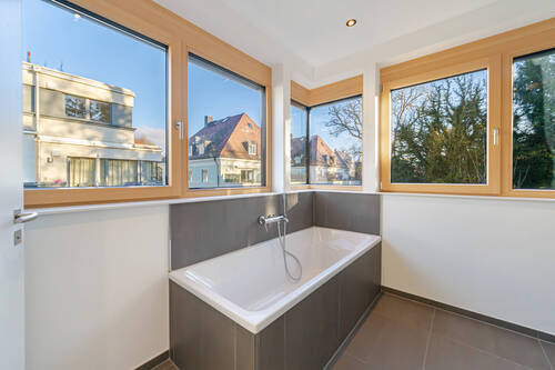 Bad mit großflächigen Fenstern - 