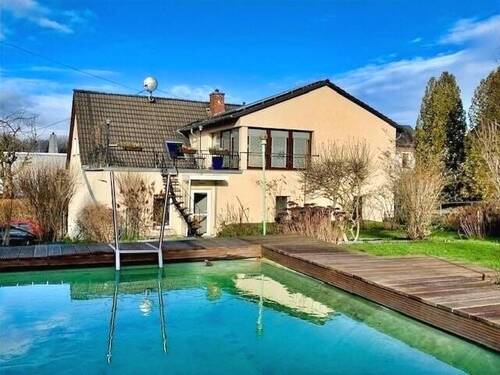 Hausansicht - Ihr neues Zuhause mit Pool und Garten!