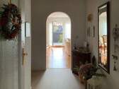 Flur mit Blick in das Wohnzimmer - 