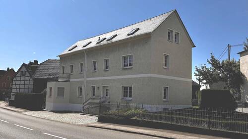 Straßenansicht mit Eingang Wohnung 2 - 