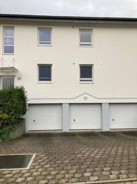 Garage mit Zufahrt - 