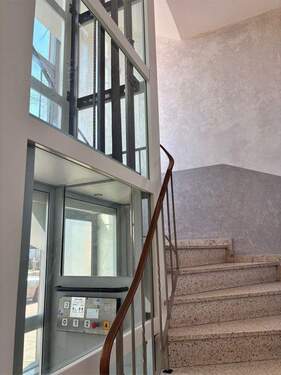 Treppenhaus mit Aufzug - 1 Zimmer Etagenwohnung zum Kaufen in Emmerthal