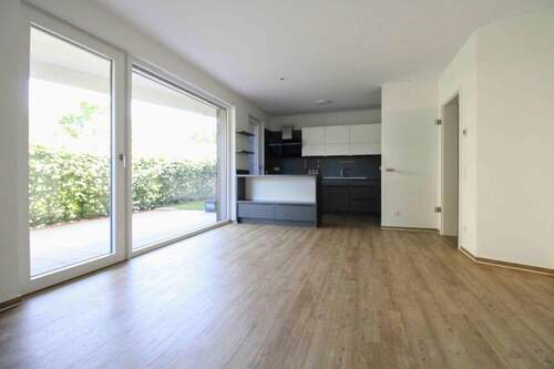 Wohnzimmer mit Blick in die Küche - 