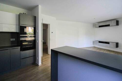 Küche mit Blick ins Wohnzimmer - 