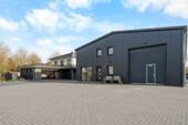 Halle + Haus - 7 Zimmer Mehrfamilienhaus, Wohnhaus zum Kaufen in Neumünster