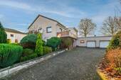Straßenansicht - DEL-Bungerhof: Großes Grundstück mit einem sanierungsbed. 2-Familienhaus, Garage und Carport in schöner Lage!*KÄUFERPROVISIONSFREI*