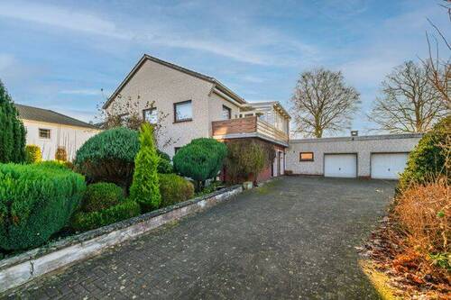 Straßenansicht - DEL-Bungerhof: Großes Grundstück mit einem sanierungsbed. 2-Familienhaus, Garage und Carport in schöner Lage!*KÄUFERPROVISIONSFREI*