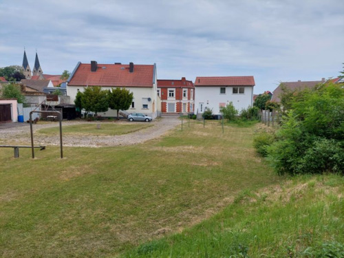 Gesamtansicht vom hinteren Grundstück (1) - 3 Objekte im Paket: 4-Familien-Haus + Zweifamilien-Haus + großes Baugrundstück in Hecklingen