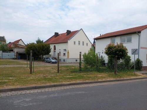 Hinteransicht EFH/ZFH + MFH von der Straße - 