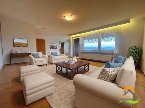 582 - KI generiert Wohnzimmer - 6 Zimmer Etagenwohnung in Metzingen