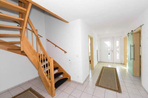 Flur mit Treppe - 4 Zimmer Doppelhaushälfte zum Kaufen in Wehr