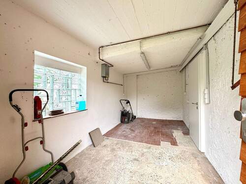 Vielseitig nutzbarer Nebenraum - ehemals Garage - mit Zugang von innen und außen - 