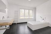 Lichtdurchflutetes Badezimmer - 
