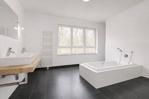Lichtdurchflutetes Badezimmer - 
