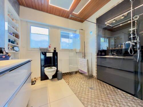 Bad EG mit ebenerdiger Dusche - 