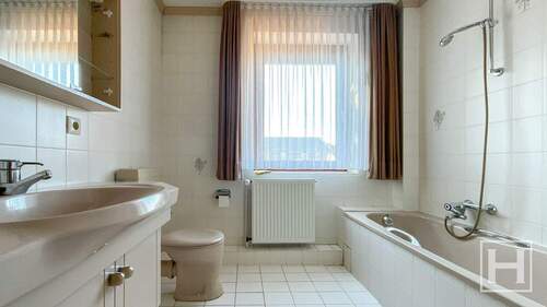 Großes Badezimmer im Dachgeschoss - Reihenendhaus mit 116,50 m² in Kaltenkirchen zum Kaufen
