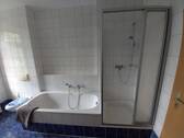 Wanne und Dusche im Bad.jpg - 