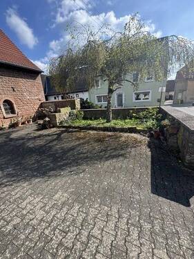 6 Hof mit Vorgarten - 