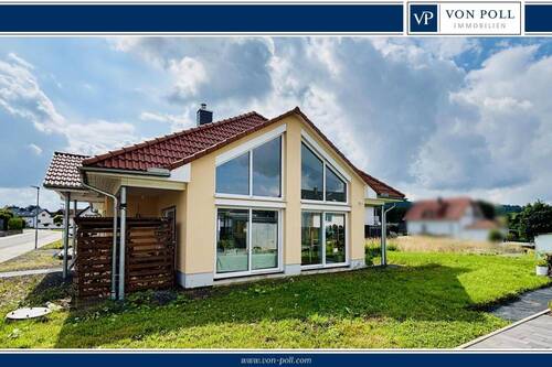 Titel - Modern Mix - lichtdurchflutetes Einfamilienhaus mit Kamin, edler Ausstattung und Barrierefreiheit