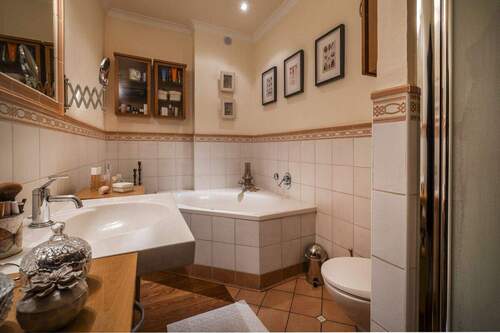 Vollbad mit extra Dusche im EG - 