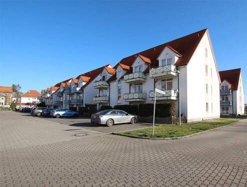 Kfz-Stellplätze vor dem Haus - 