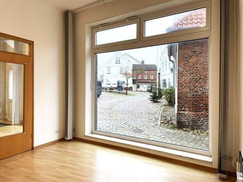 Blick auf den Markt vom Laden aus - 