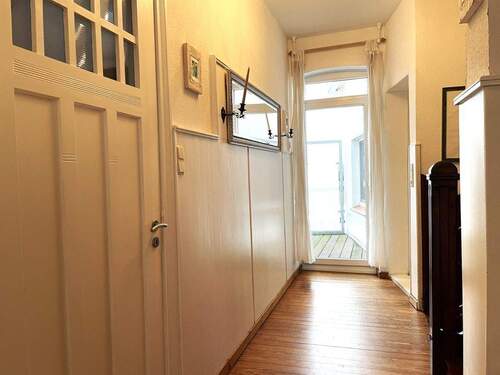 Flur m. Blick zum Balkon - 