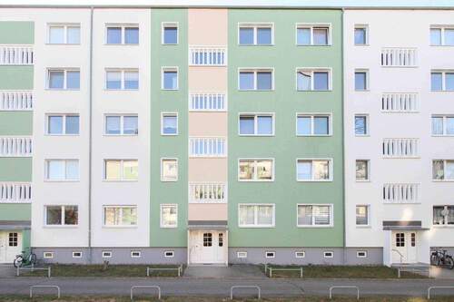 Hauseingang - Vermieten oder selbst Einziehen: Gestaltbare 2-Zi-Wohnung in Schwerin-Lankow