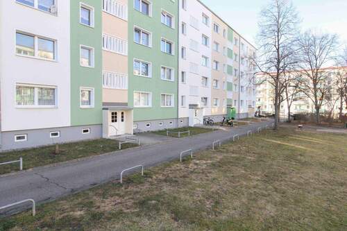 Frontansicht Wohnblock - 2 Zimmer Etagenwohnung zum Kaufen in Schwerin