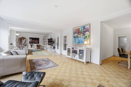 Wohnzimmer mit Essbereich - 5 Zimmer Etagenwohnung in Düsseldorf