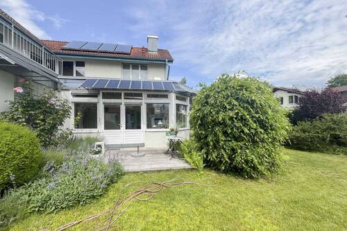 Blick auf Südterrasse - Großzügiges Familiendomizil mit Potenzial für zwei Wohneinheiten und herrlichem Garten