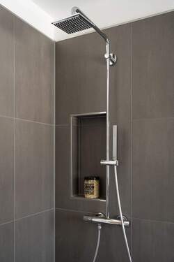 Dusche mit Shampoo-Nische - 
