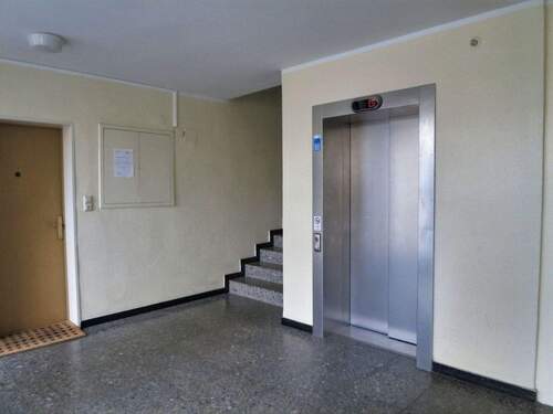 Hausflur mit Eingangstür - 