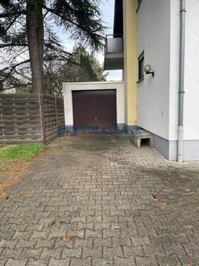 Garage mit Parkplatz - 