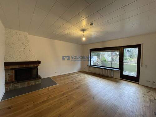 Helles Wohnzimmer mit Kamin - Einfamilienhaus mit 121,70 m&sup2; in Eppelheim zum Kaufen