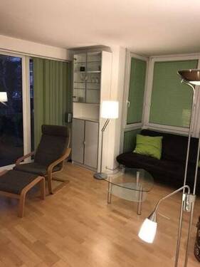 gut geschnittenes und ausgestattetes Wohnzimmer - 