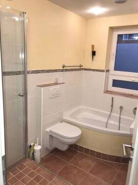 Vollbad mit separter Dusche, Fußbodenheizung - 