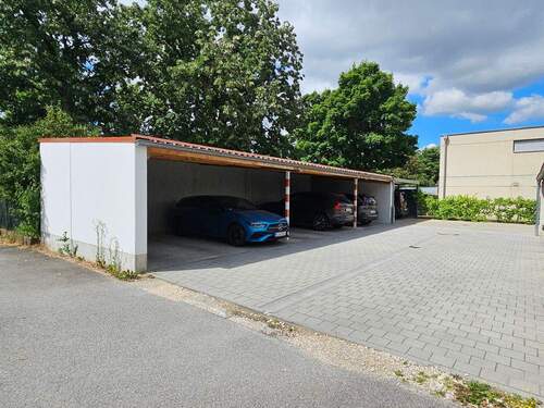 Carport hinter dem Haus - 