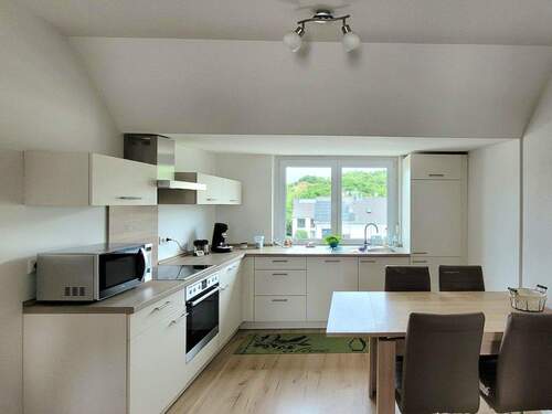 Einbauküche mit Essplatz - Lichtdurchflutete, super geschnittene DG-Wohnung in Schwabelweis - ankommen und wohlfühlen!