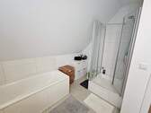 Badewanne und Dusche - 