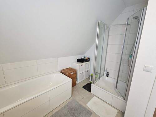 Badewanne und Dusche - 