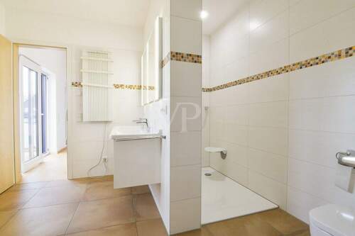 Bad mit Badewanne und Dusche - 