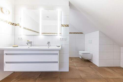 Bad mit Badewanne und Dusche - 