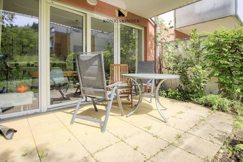 schöne überdachte Terrasse mit Zugang in den Garten - 