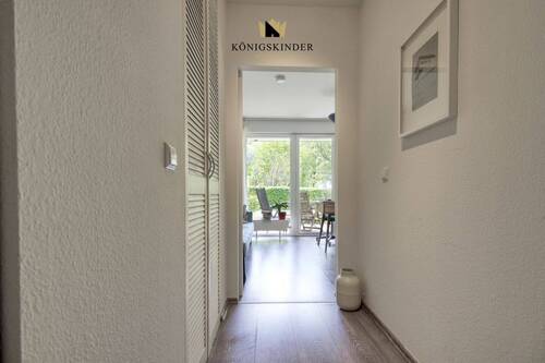 heller Flur mit Einbauschränken - 